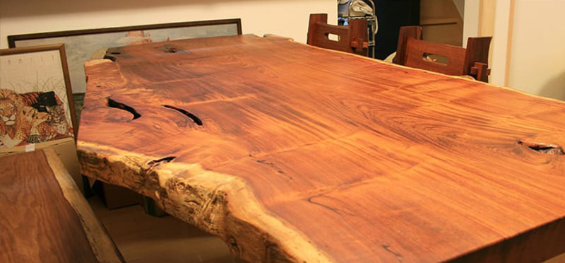 一枚板の天然木テーブルとイス
