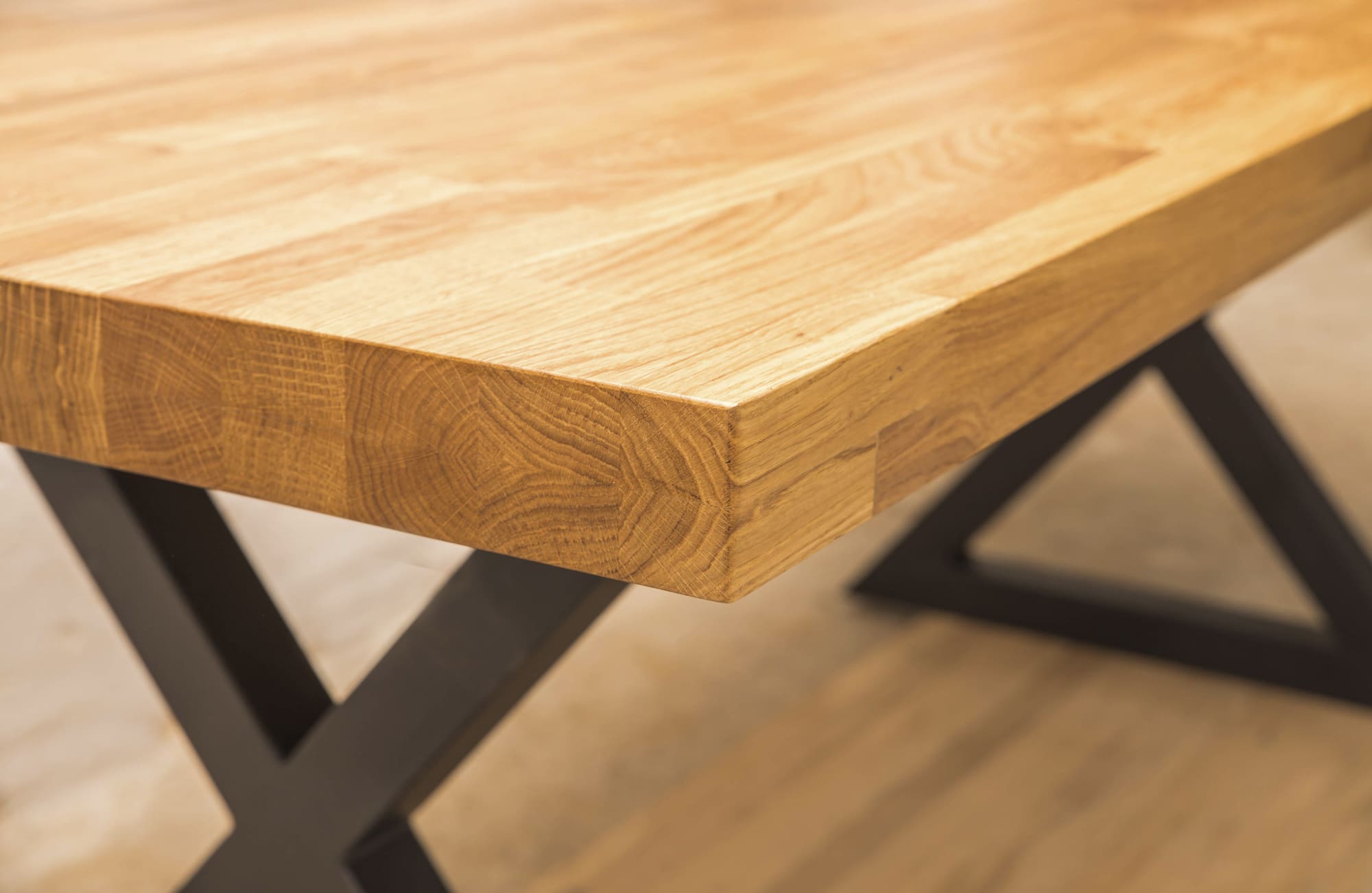木製テーブルと脚