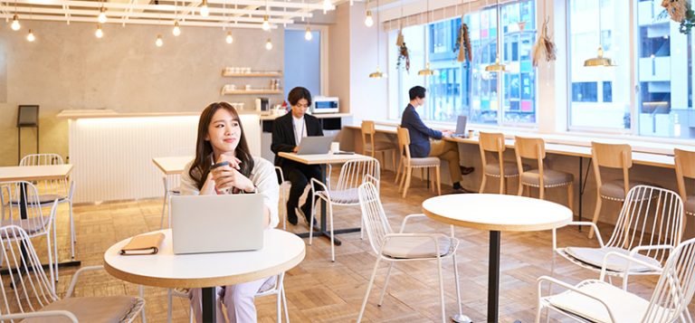 オフィス空間にカフェ風を取り入れる!おしゃれな内装とデザインの秘訣 - 業務用家具 ADAL(アダル)公式オンラインショップ