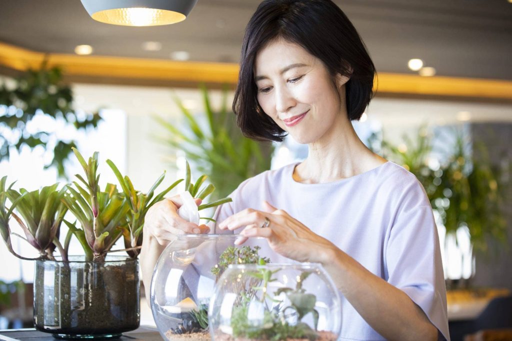 植物に水をやる女性
