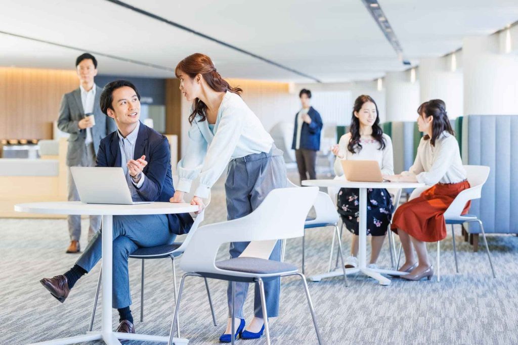 オフィス 談笑