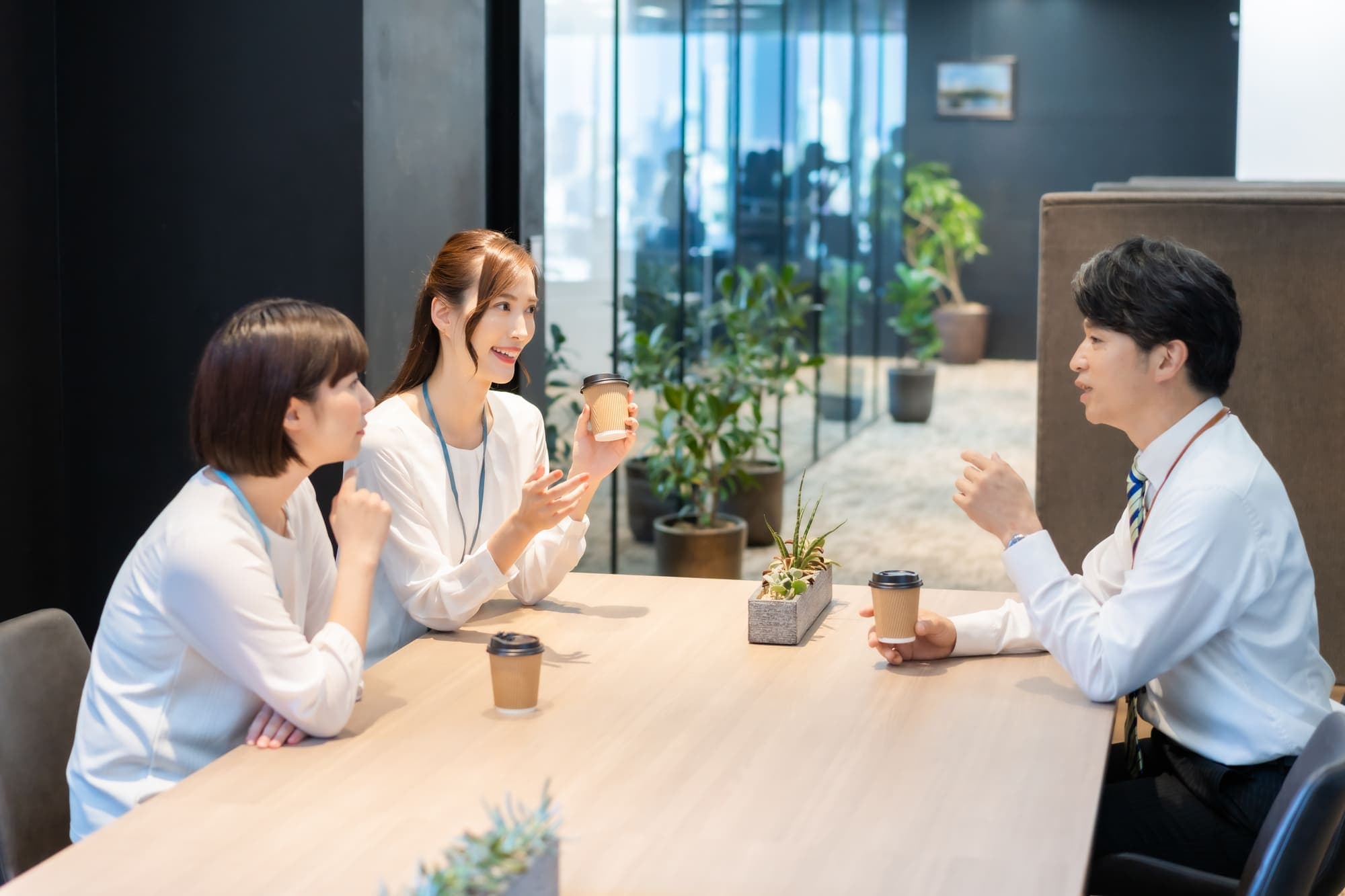 オフィススペースを変える「社内カフェ」の導入!コミュニケーションと生産性向上 - 業務用家具 ADAL(アダル)公式オンラインショップ