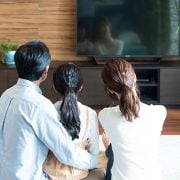 リビング　テレビを見る家族