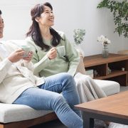 リビング　夫婦　ソファ