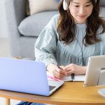 ローテーブル　女性　勉強