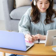 ローテーブル　女性　勉強