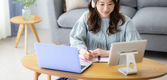 ローテーブル　女性　勉強
