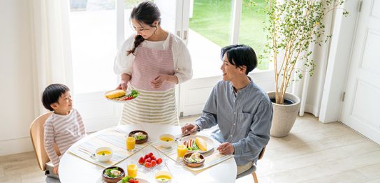 ダイニングテーブル　家族