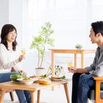 リビング　食事をする夫婦