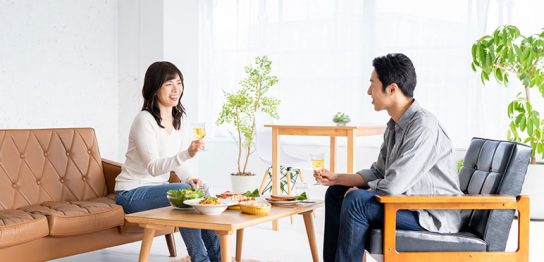 リビング　食事をする夫婦