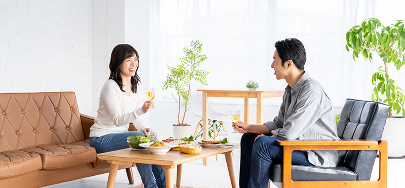 リビング　食事をする夫婦