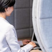 オフィス　女性　PC