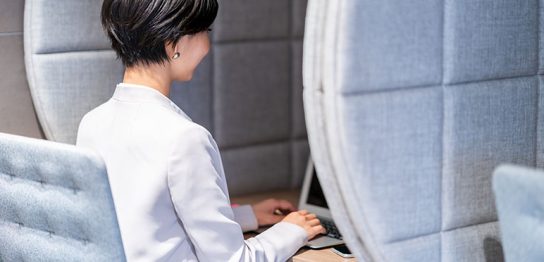 オフィス　女性　PC
