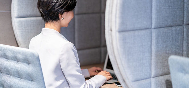 オフィス　女性　PC