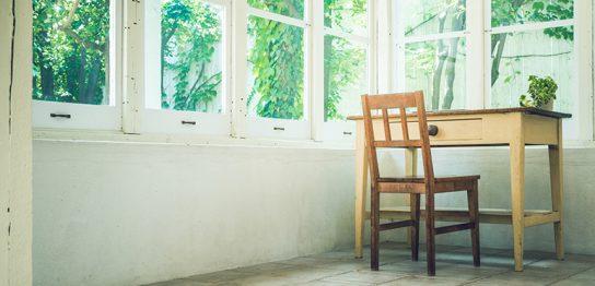 部屋　机