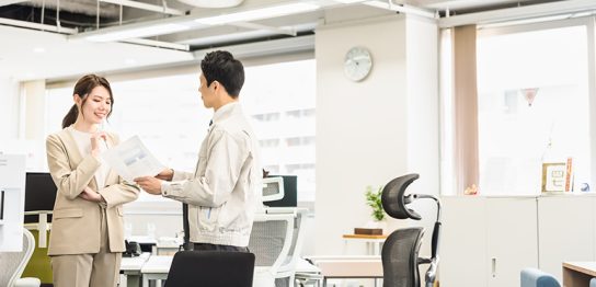 オフィス　作業員　女性